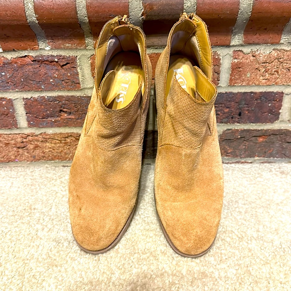 Women’s SZ 8.5 tan suede Korks ankle boots. 2” heel. - Picture 1 of 7